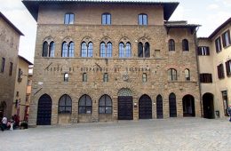 CASSA DI RISPARMIO DI VOLTERRA: MIGLIORIE ED ABBELLIMENTO URBANISTICO DEL PROPRIO PATRIMONIO IMMOBILIARE